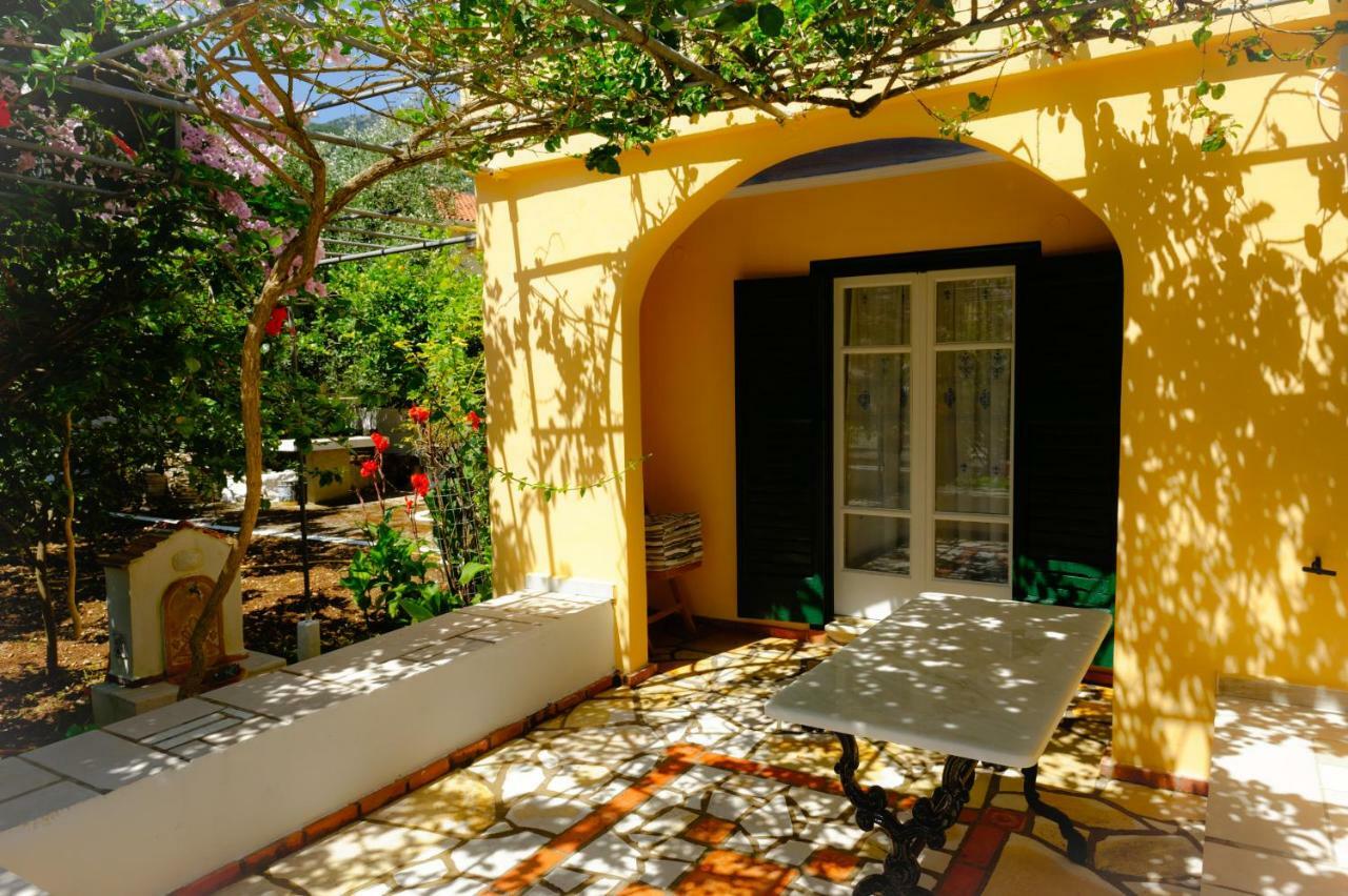 House With Garden Near The Sea Lägenhet Agia Efimia Exteriör bild
