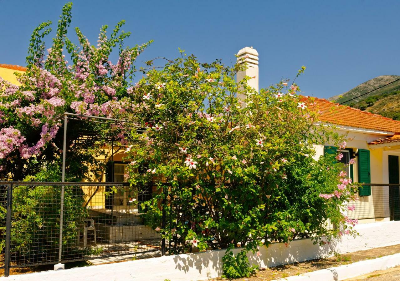 House With Garden Near The Sea Lägenhet Agia Efimia Exteriör bild